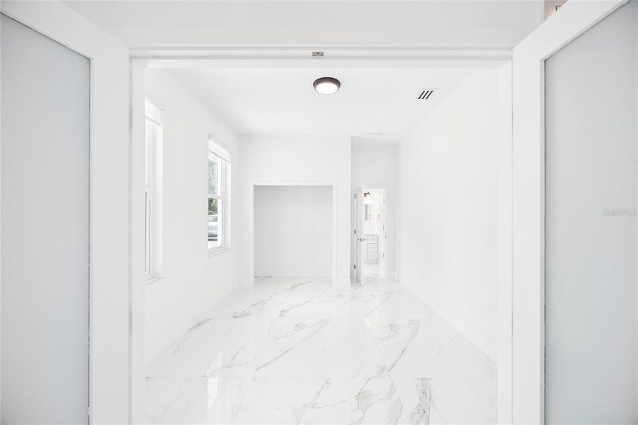 Spacious, unfurnished interior of a new home in , Orlando (Image 10).