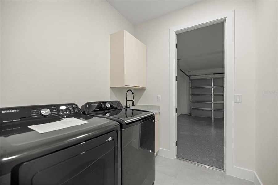 Furnished interior view inside a new home in , Dunnellon (Image 8).