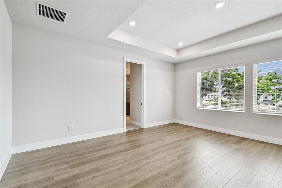 Spacious, unfurnished interior of a new home in , Tampa (Image 8).