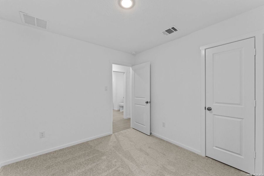 Spacious, unfurnished interior of a new home in Guadalupe Ridge, New Braunfels (Image 24).