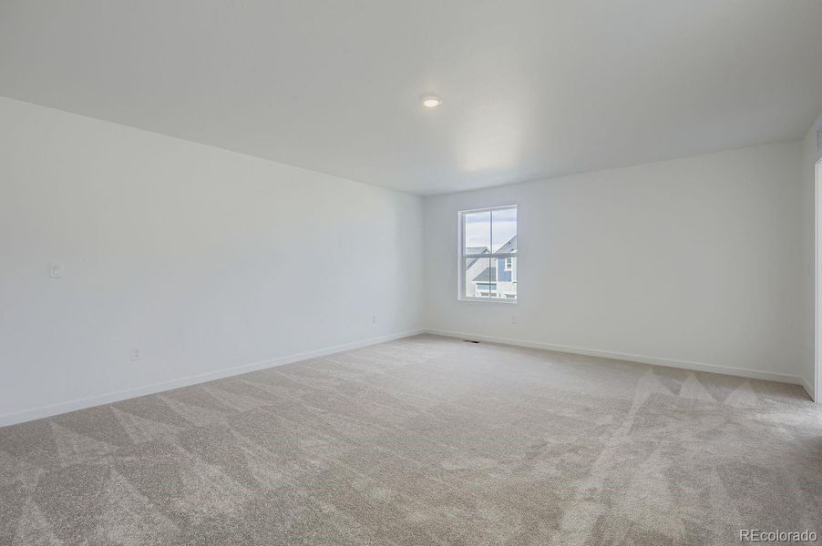 Spacious, unfurnished interior of a new home in Ledge Rock, Johnstown (Image 11).