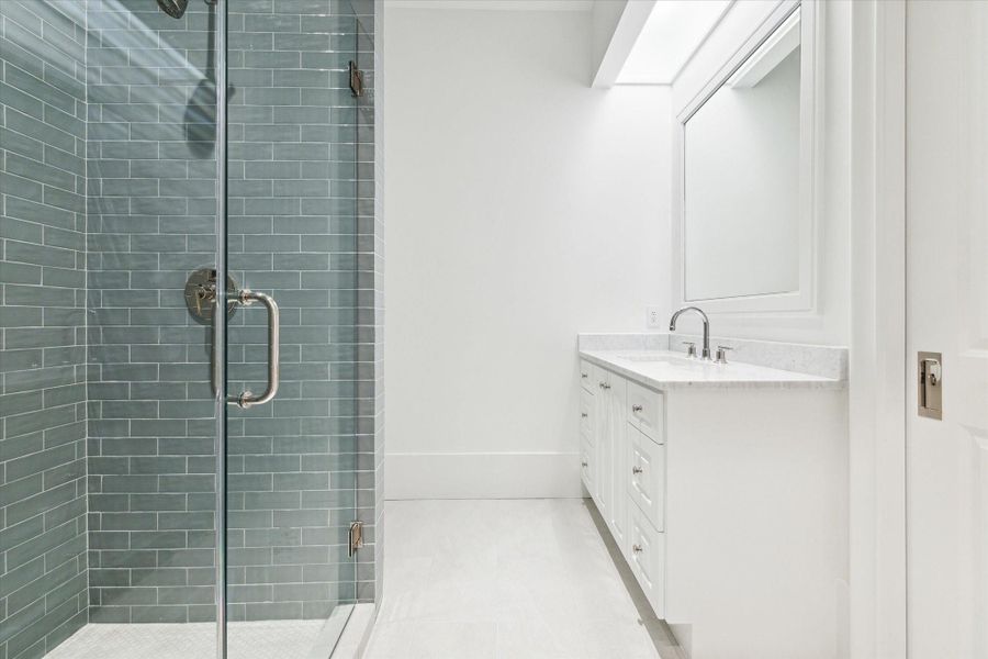 [Secondary Bedroom En Suite Bath]