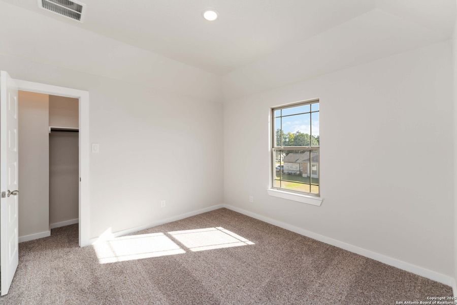 Spacious, unfurnished interior of a new home in Timber Creek, San Antonio (Image 24).