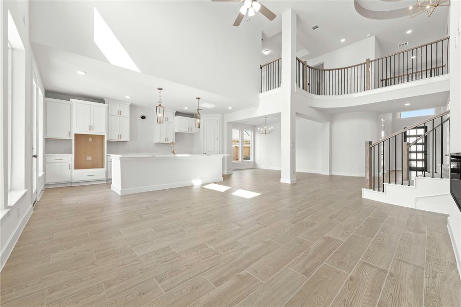 Representative image. Features, selections and colors may vary.