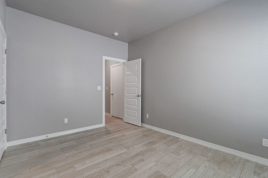 Spacious, unfurnished interior of a new home in Emerald Estates, Horizon City (Image 16).