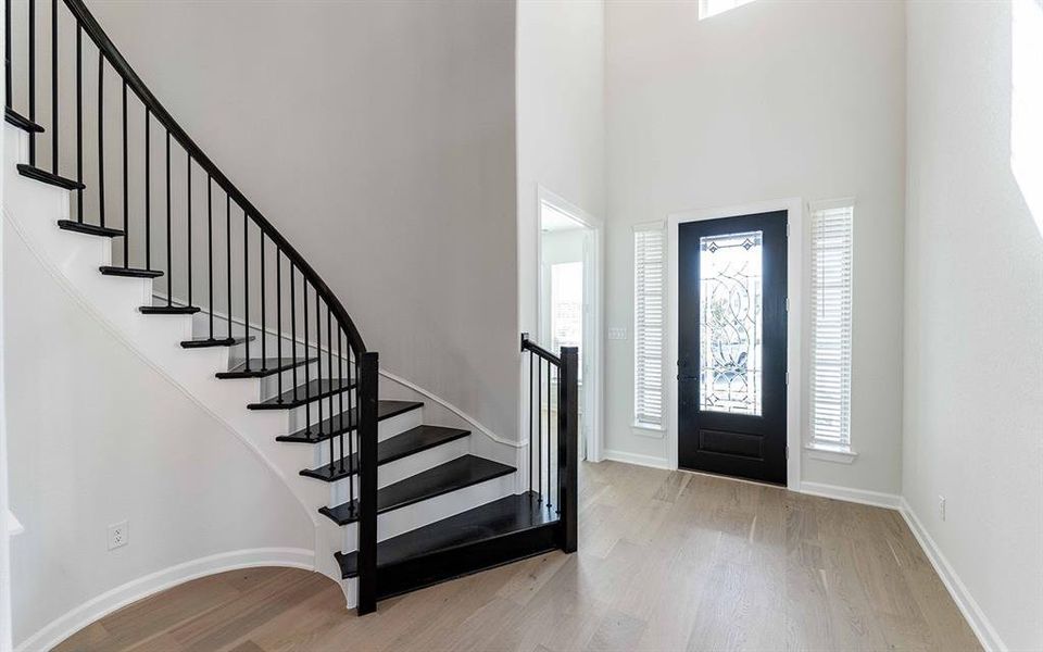 Spacious, unfurnished interior of a new home in Heath Golf & Yacht Club, Heath (Image 16).