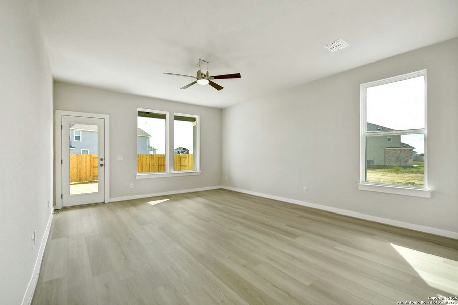 Spacious, unfurnished interior of a new home in Willowbrook, New Braunfels (Image 11).