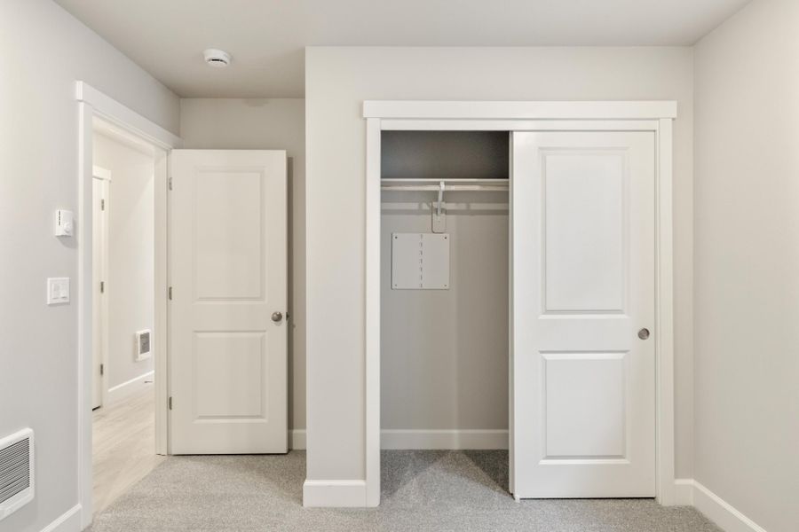 Spacious, unfurnished interior of a new home in Feather Ridge, Redmond (Image 21).