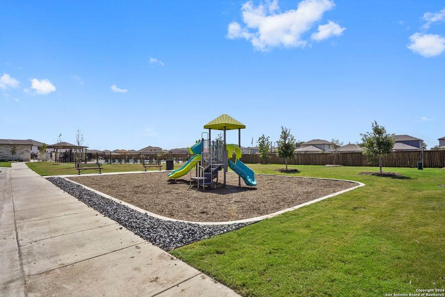 Community amenities in Abbott Place, St. Hedwig (Image 37).