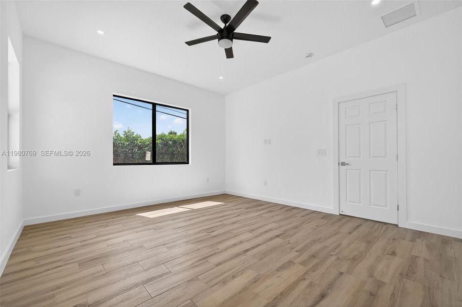 Spacious, unfurnished interior of a new home in , Fort Lauderdale (Image 25).