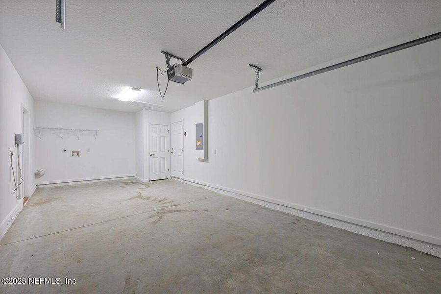 Spacious, unfurnished interior of a new home in , Palatka (Image 9).