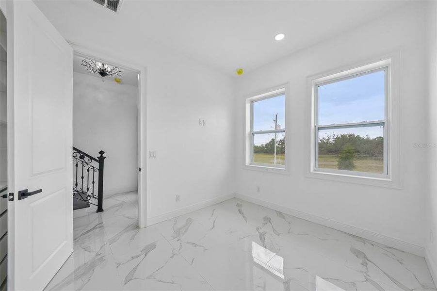 Spacious, unfurnished interior of a new home in , Tampa (Image 25).