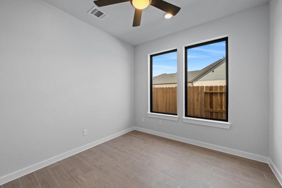 Office from home? This beauty has what you've been looking for. Office from home? This beauty has what you've been looking for.