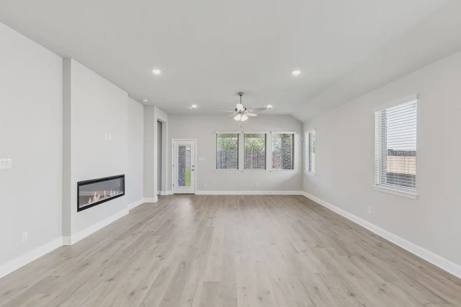 Spacious, unfurnished interior of a new home in Summer Crest, Crowley (Image 21).