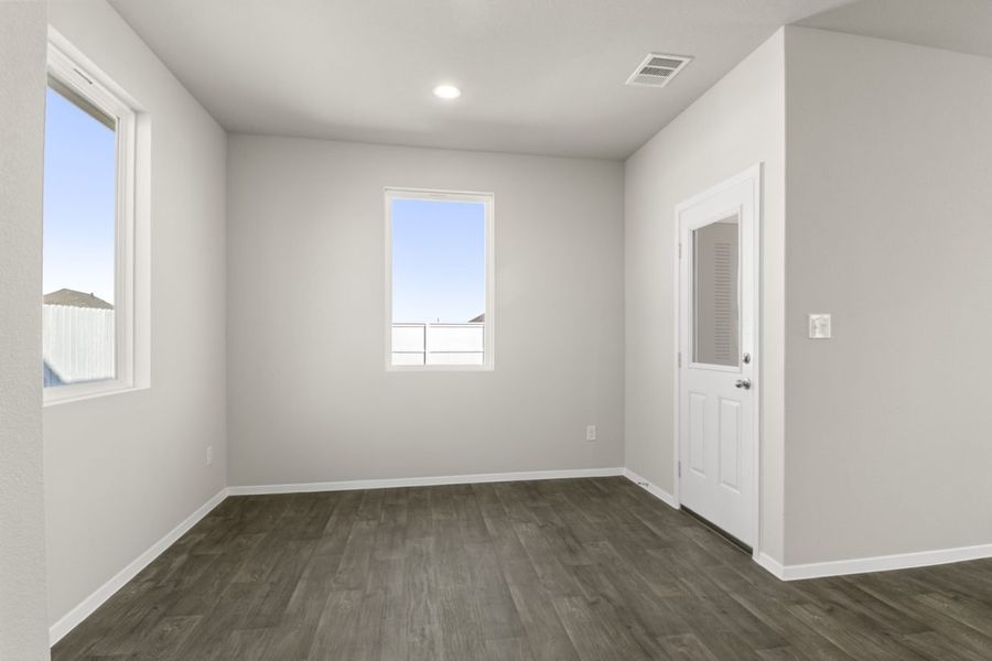Spacious, unfurnished interior of a new home in Harvest Ridge, Elgin (Image 9).