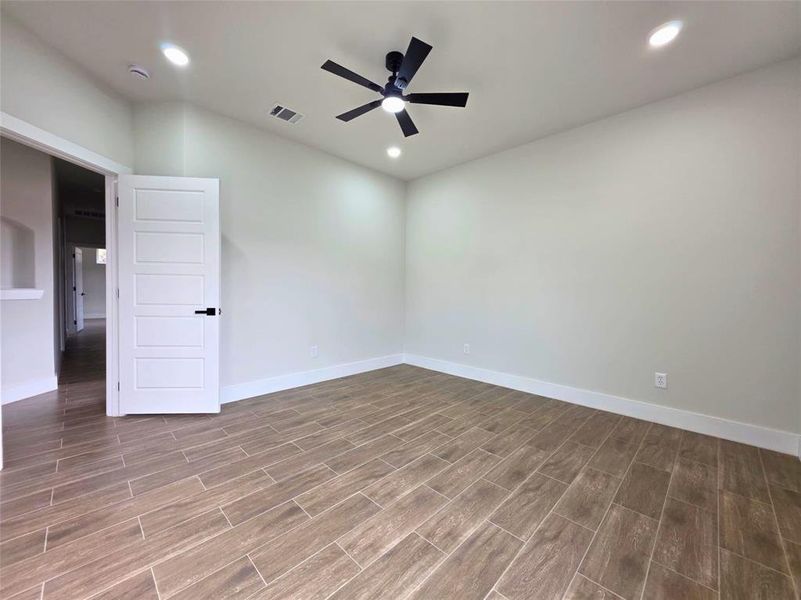 Spacious, unfurnished interior of a new home in , Granbury (Image 17).