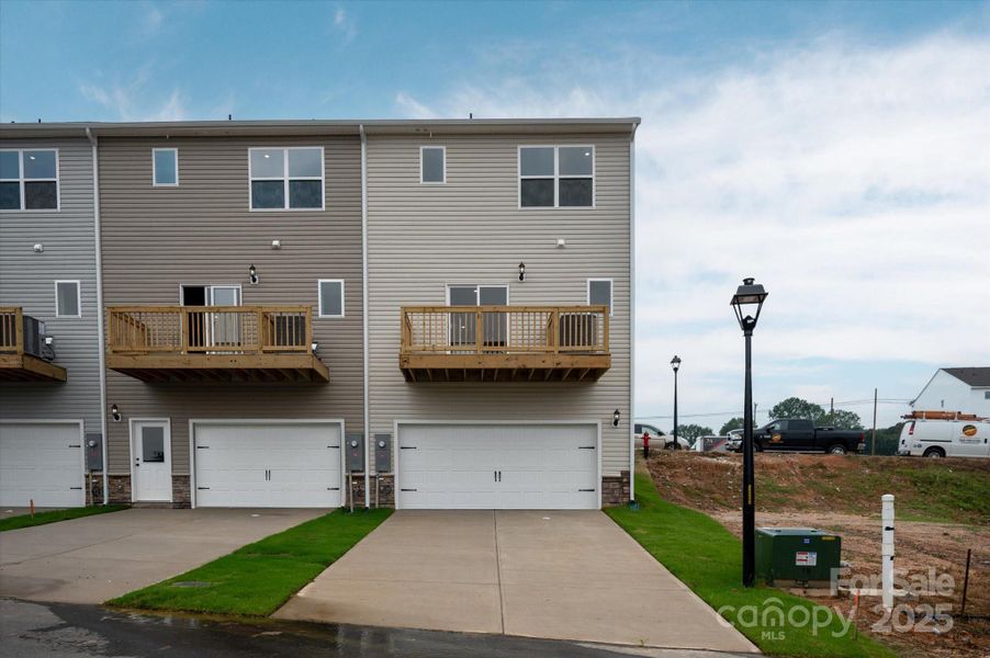 Exterior details and patio area of a home in Rhyne Court, Gastonia (Image 2).