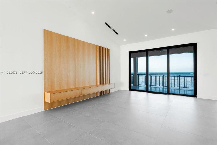Spacious, unfurnished interior of a new home in , Marathon (Image 75).