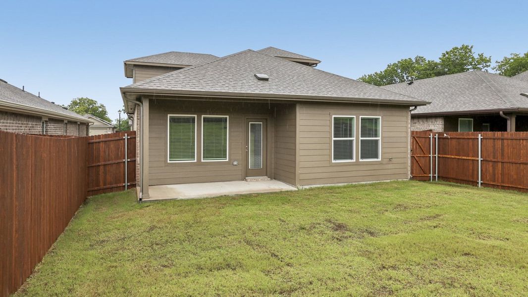 Exterior details and patio area of a home in Hanolley Hills, Sherman (Image 3).