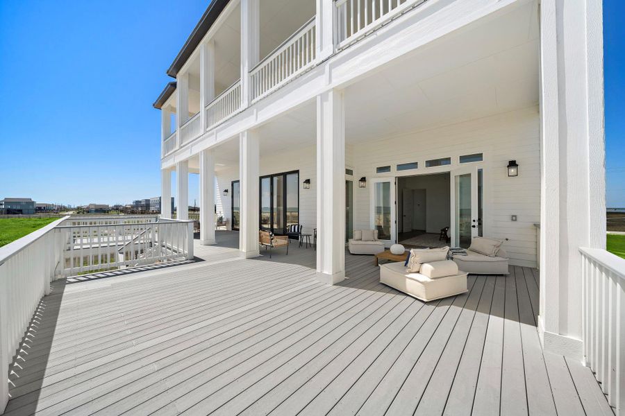 Main Level Deck. Main Level Deck.