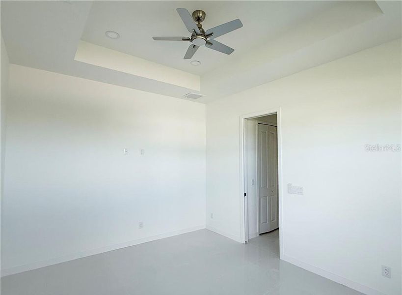 Spacious, unfurnished interior of a new home in , Cape Coral (Image 37).