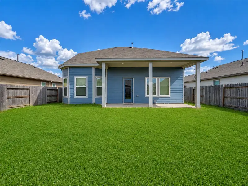Exterior details and patio area of a home in , La Marque (Image 3).