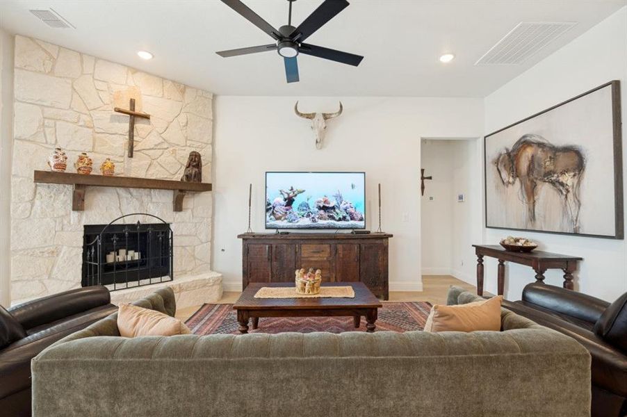 Furnished interior view inside a new home in , Waxahachie (Image 6).