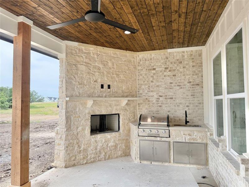 Exterior details and patio area of a home in , Weatherford (Image 4).