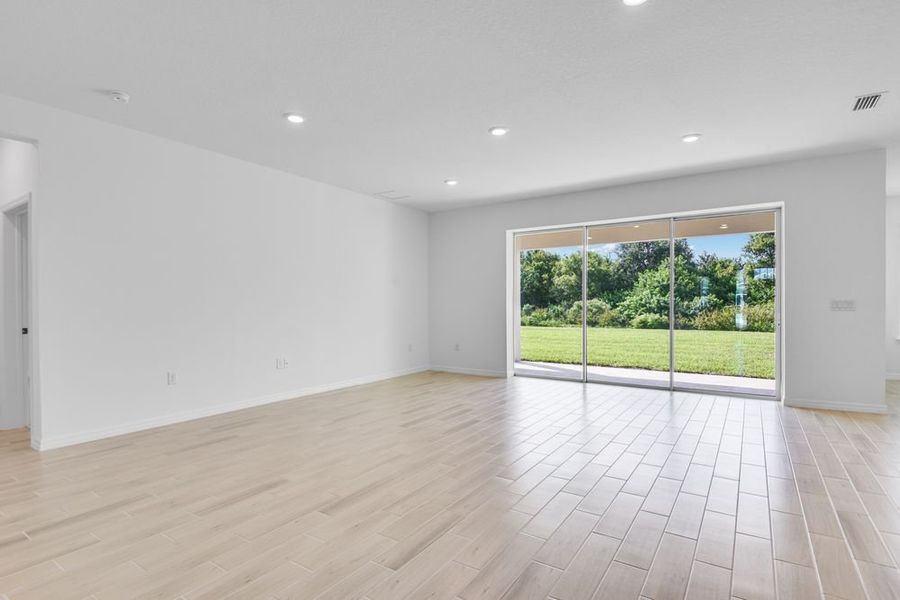Spacious, unfurnished interior of a new home in Ardisia Park, New Smyrna Beach (Image 14).