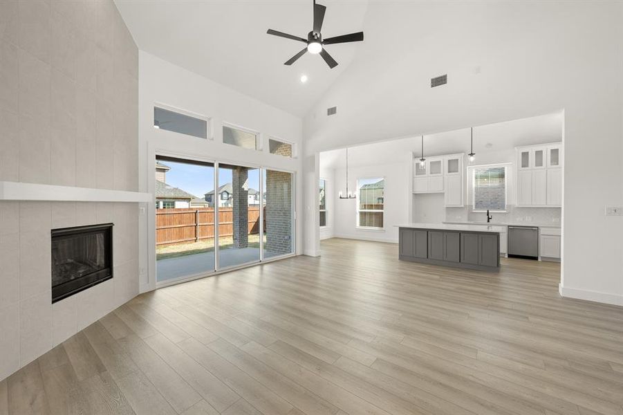 2201 Phoebe- Living-3