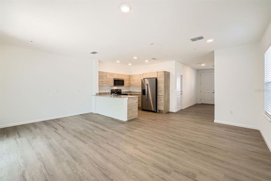 Spacious, unfurnished interior of a new home in , Orlando (Image 25).