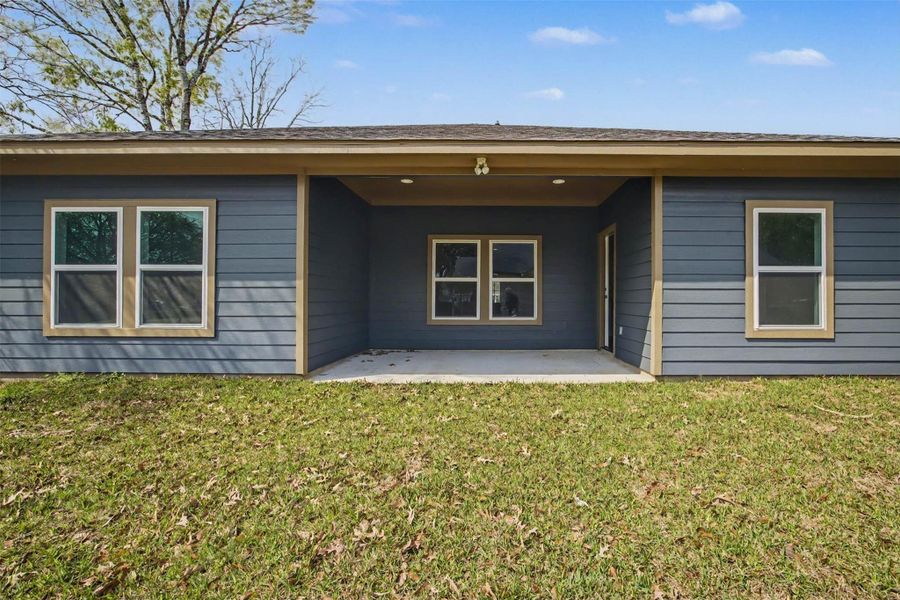 Exterior details and patio area of a home in , Dickinson (Image 19).