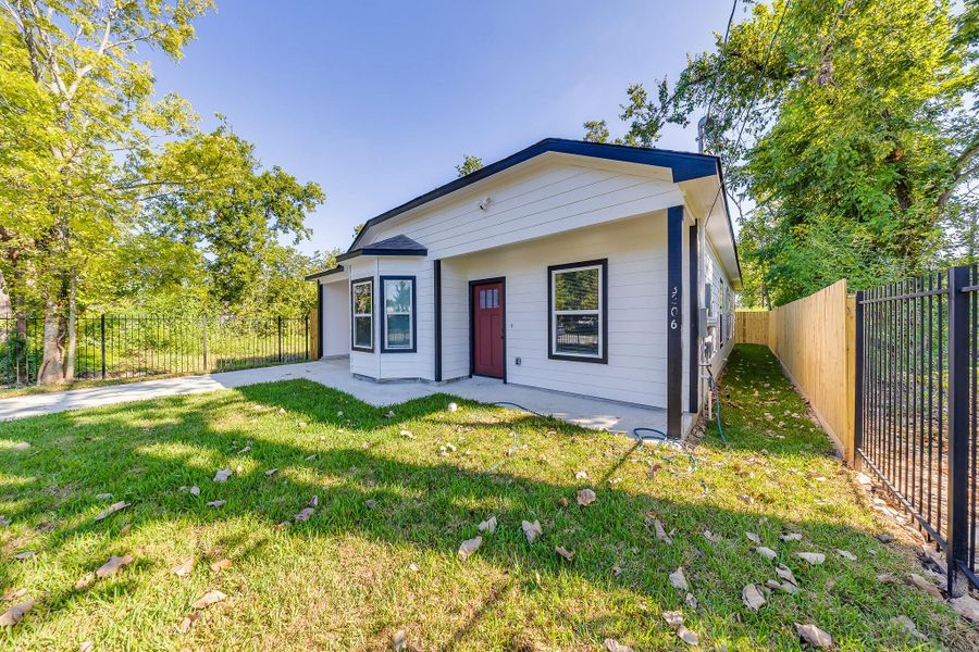 Exterior details and patio area of a home in , Houston (Image 15). Exterior details and patio area of a home in , Houston (Image 15).