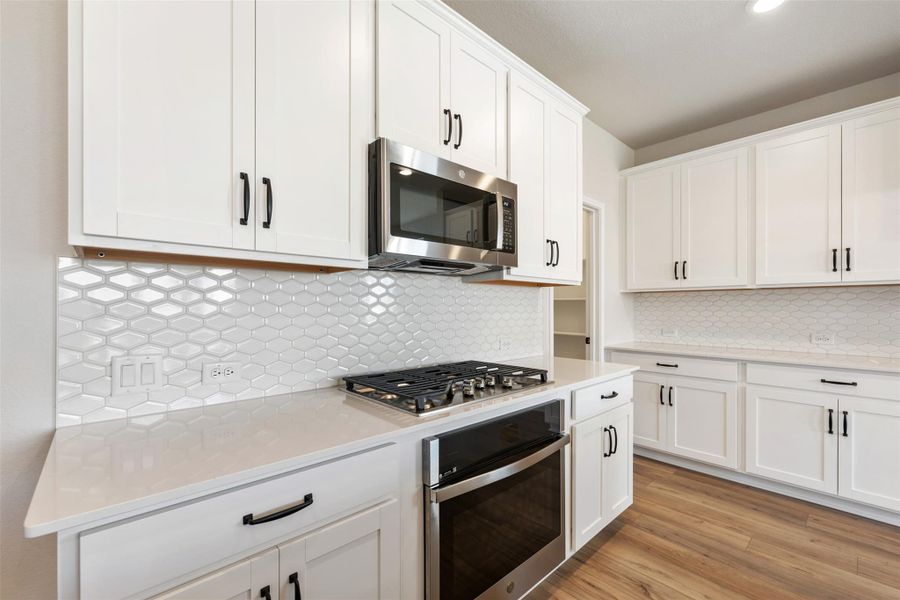 Representative images and renderings are for illustrative purposes. Actual structural options and design finishes of home may vary.