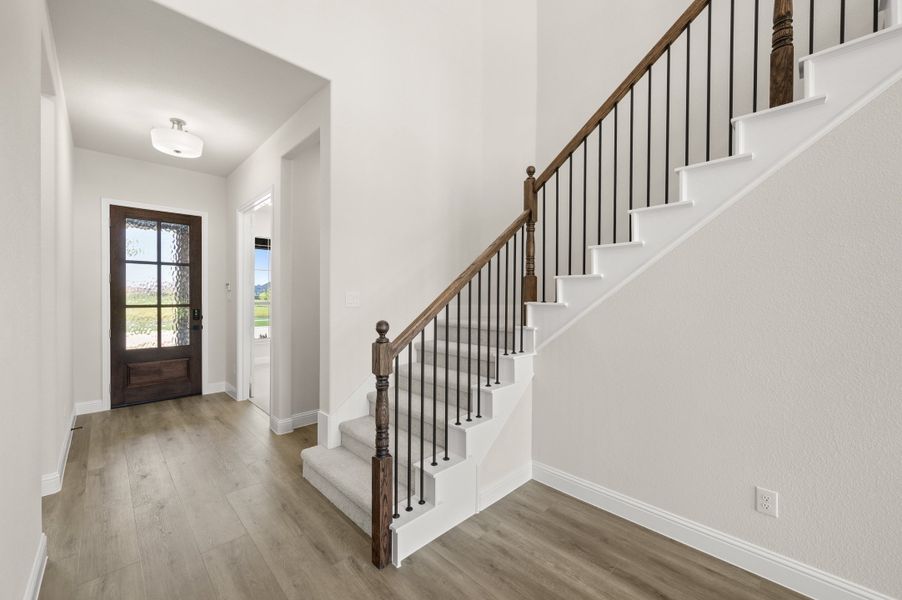 Spacious, unfurnished interior of a new home in Myrtle Creek, Waxahachie (Image 15).
