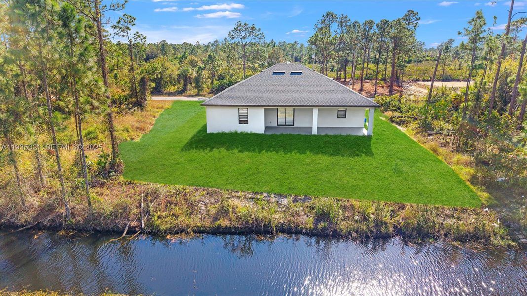 Exterior details and patio area of a home in , Lehigh Acres (Image 4).