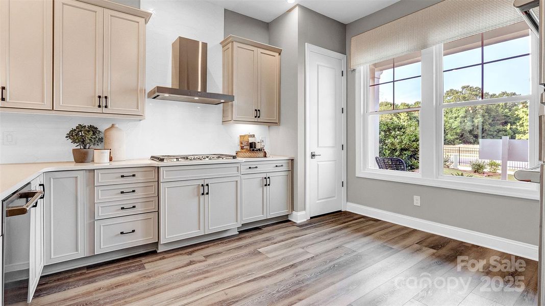 Model photo used for reference