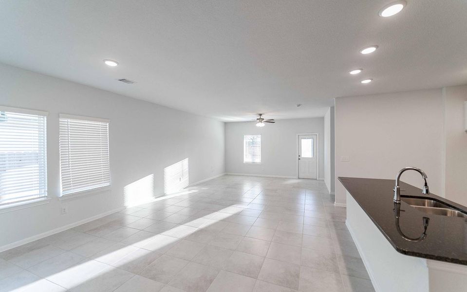 Spacious, unfurnished interior of a new home in Cielo, Conroe (Image 12).