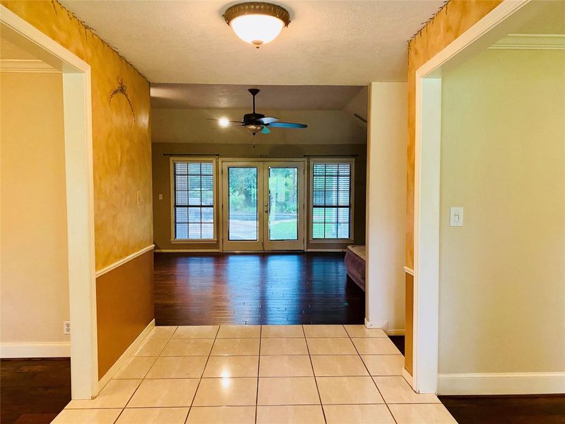 14212 - Interior entry from front door