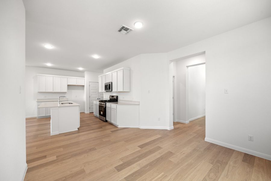 Spacious, unfurnished interior of a new home in Trinity Ranch, Elgin (Image 26).