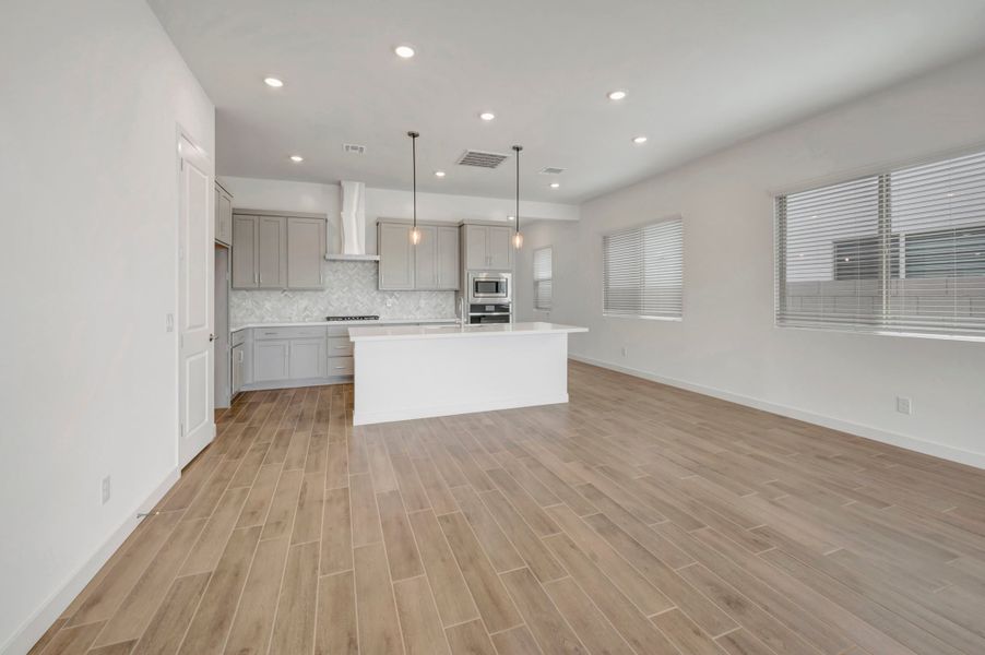 Spacious, unfurnished interior of a new home in Terraza, San Tan Valley (Image 15).