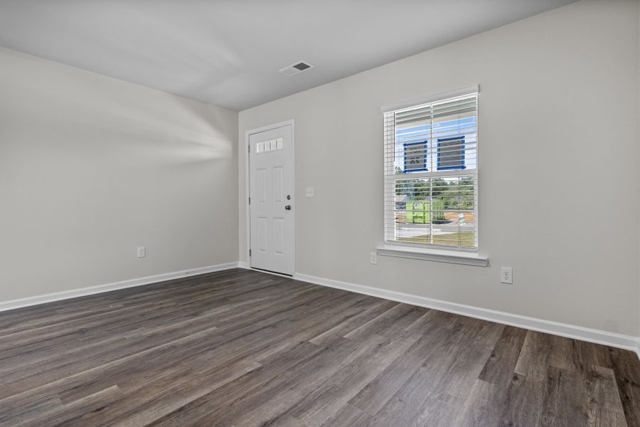 Spacious, unfurnished interior of a new home in Broadway Lake, Anderson (Image 9).