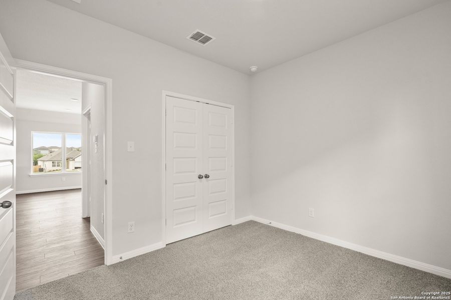 Spacious, unfurnished interior of a new home in Hunters Ranch, San Antonio (Image 27).