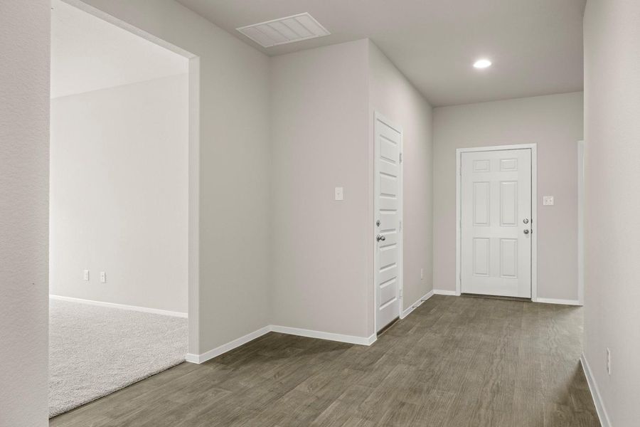 Spacious, unfurnished interior of a new home in Cloverleaf, Austin (Image 17).