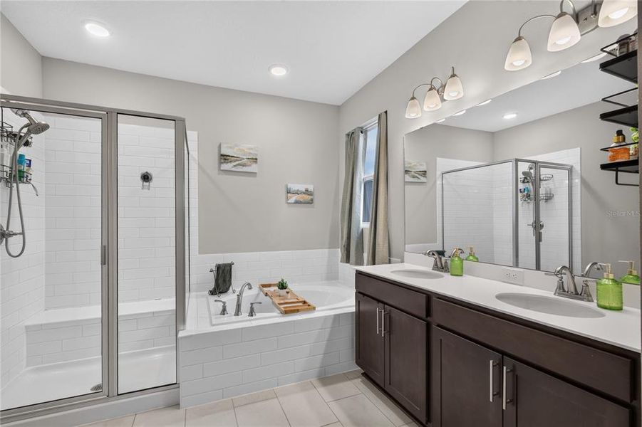Furnished interior view inside a new home in , Tavares (Image 17).