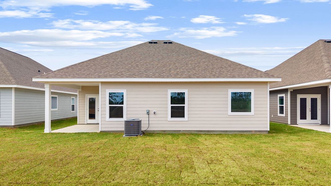 Exterior details and patio area of a home in Titus Park, Panama City (Image 3).