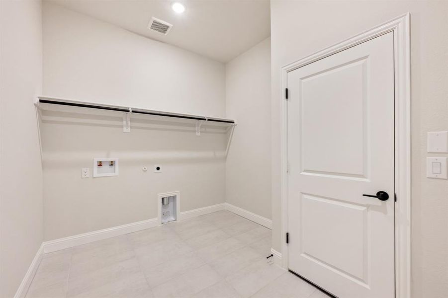 Spacious, unfurnished interior of a new home in The Retreat at North Grove 60, Waxahachie (Image 21). Spacious, unfurnished interior of a new home in The Retreat at North Grove 60, Waxahachie (Image 21).