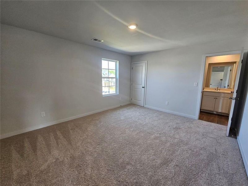 Spacious, unfurnished interior of a new home in Parkview Estates, Gainesville (Image 11).