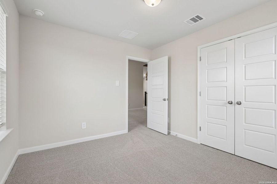 Spacious, unfurnished interior of a new home in Thomas Pond, San Antonio (Image 20).