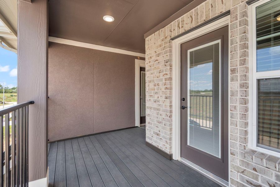 Exterior details and patio area of a home in Sienna, Missouri City (Image 4).